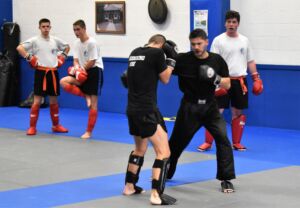 Kevin Dessart montrant un mouvement avec Pierre Locht en Kickboxing au JJKBCV