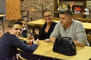 En famille à table à la fête du club En famille à table à la fête du club