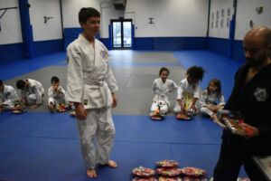 Saint Nicolas préformation martiale 2022 Anthony Collin remettant le colis Saint Nicolas préformation martiale 2022