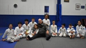 Saint Nicolas préformation martiale 2022 les élèves avec un gros nounours Saint Nicolas préformation martiale 2022