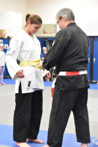 Patrick remettant la ceinture jaune à Céline Patrick remettant la ceinture jaune à Céline