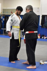 Patrick remettant la ceinture jaune à Sahin Patrick remettant la ceinture jaune à Sahin